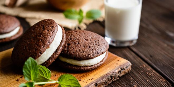 a plate of fresh homemade whoopie pies